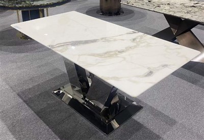 Balto marmuro valgomasis stalas